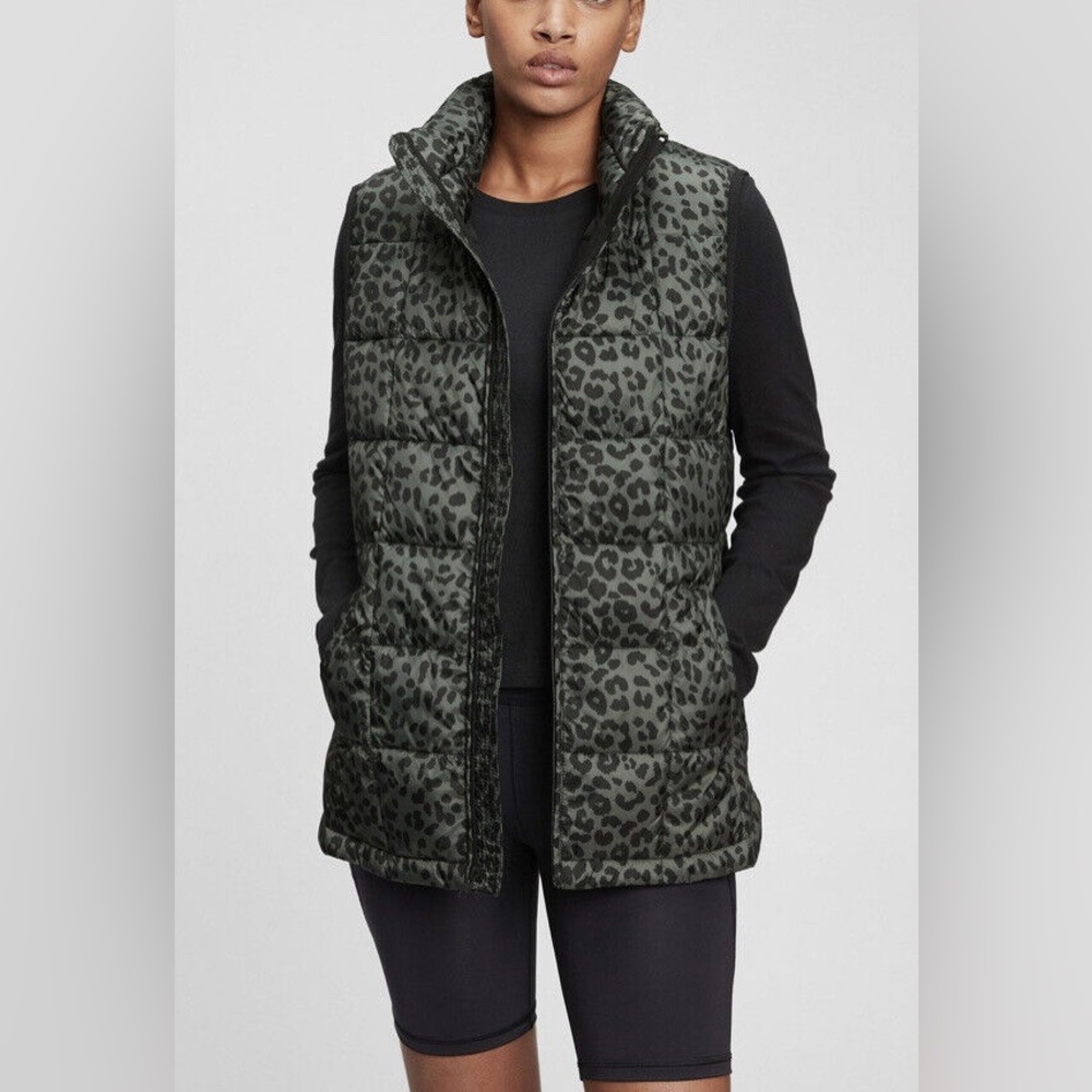 GAP - 100% Recycled Puffer Vest - Picture 1 of 6